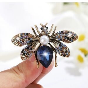 🆕️🐝 BLUE SAPPHIRE & PEARL BEE BROOCH PIN - GOLD-TONE🐝